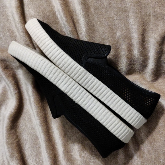 Frye Black Camille Leather Perforated Slip On Shoe, Size 8 - Picture 4 of 15